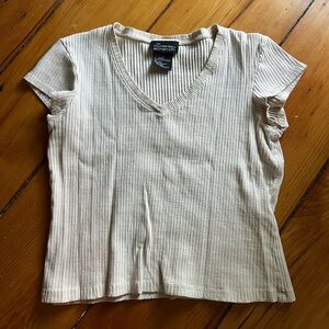No Boundaries Junior Size L Cream Ribbed V-Neck Tee